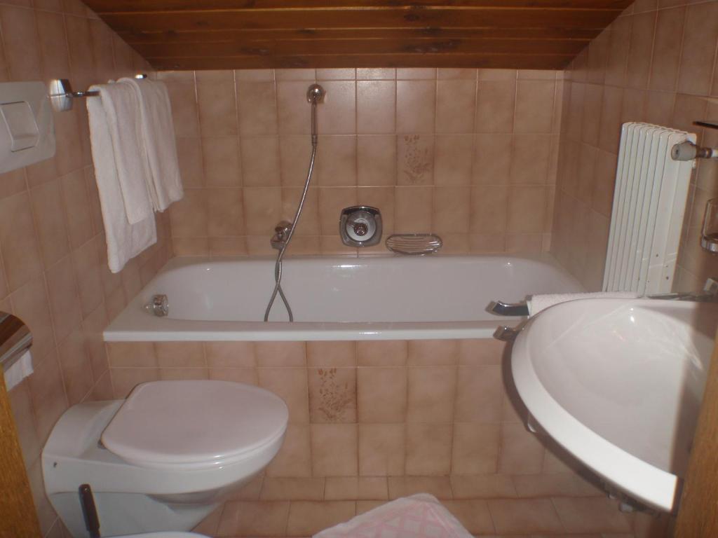 Hotel Silvesterhof Dobbiaco Room photo